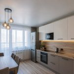 Кухня-столовая с сатиновым потолком и подвесами над столом